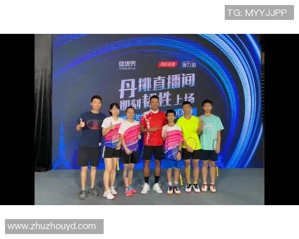 林丹与足球明星同框合影展现运动精神与友谊的精彩瞬间 林丹与足球明星同框合影展现运动精神与友谊的精彩瞬间