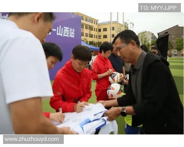 足球明星亲自送出足球手套与观众互动传递热爱与激情